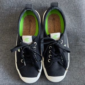 Cariuma OCA Low Top Black Canvas Shoes 5.5